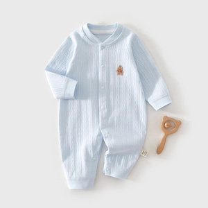 Detailaufnahme von hellblauem Baby-Strampler mit Rippenstruktur und Bären-Stickerei