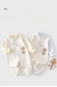 Dettaglio di pagliaccetti per neonati in puro cotone Classe A con stampe di orsetti