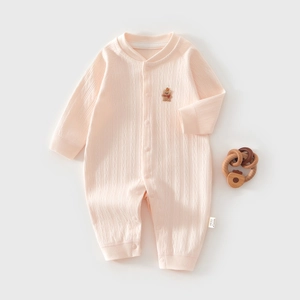 Detail von rosa geripptem Baby-Strampler aus Baumwolle mit Stickerei und Druckknöpfen