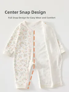 Détail du barboteuse bébé à fleurs montrant les boutons-pression pour l'habillage