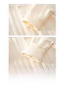 Détail du poignet en coton côtelé pour nouveau-né avec double couture et bouton rond