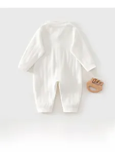 Detailansicht der weißen Baumwoll-Baby-Strampler mit weicher Strickstruktur und Mustern