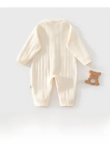 Détail de la barboteuse pour bébé en coton côtelé avec anneau de dentition ours en bois