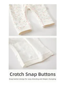 Détails des boutons-pression et tissu en coton fleuri pour barboteuse de bébé fille