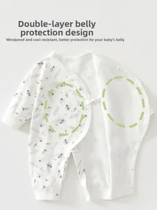 Détail d'une grenouillère pour bébé avec protection ventrale double et motif floral