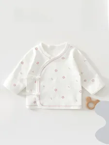 Dettaglio del top kimono neonato in cotone floreale con lacci laterali e bordo rosa