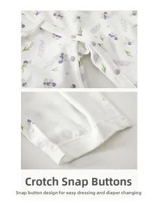 Détails des boutons-pression violets sur une barboteuse fleurie en coton pour bébé