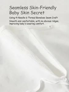 Détail du body en coton pour nouveau-né avec des coutures plates lisses à 4 aiguilles