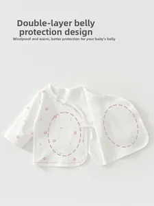 Dettaglio della maglia neonato a incrocio con doppia protezione sulla pancia e fiori