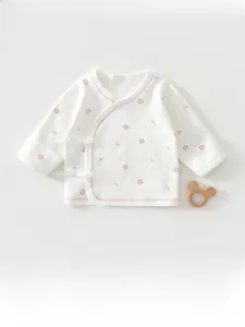 Dettaglio della maglia kimono per neonati con stampa floreale rosa e lacci in cotone