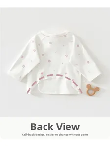 Dettaglio del design a mezza schiena di questo top a maniche lunghe a fiori per neonato