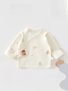 Détail d'un haut cache-coeur pour bébé en coton avec imprimés de bonhomme de neige