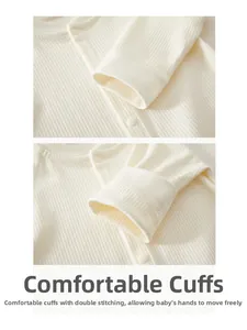 Détail du body bébé en coton côtelé avec coutures lisses et poignets confort