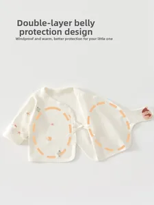 Détail du haut kimono pour bébé avec protection ventrale double couche et motif bonhomme