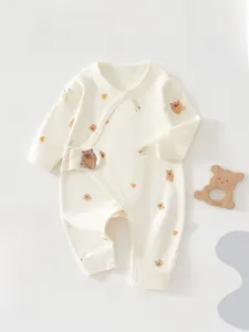 Detailansicht eines Baby-Stramplers aus Baumwolle mit Bären-Print und seitlichem Etikett