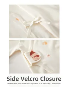Détail d'un body bébé en coton avec liens latéraux et velcro pour la taille ajustable