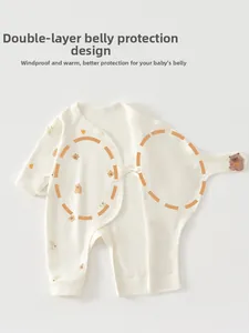 Detail eines Baby-Stramplers aus Baumwolle mit doppellagigem Bauchschutz und Bärendruck