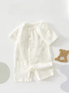 Détail du barboteuse bébé en coton à manches courtes avec motif ours et texture côtelée