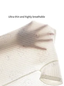 Body bébé fin en coton respirant avec motif ours montré sous une lumière transparente