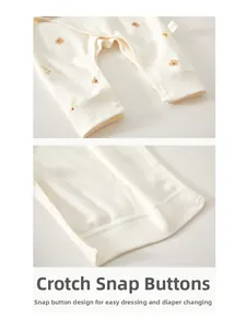 Detail der Druckknöpfe am Baby-Strampler und Rippbündchen zum einfachen Wickeln
