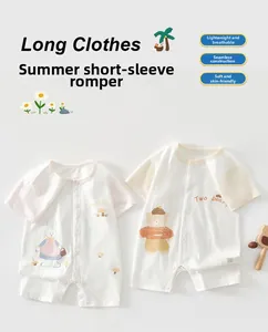 Détail de barboteuses d'été pour bébé à manches courtes avec motifs lapin et ours
