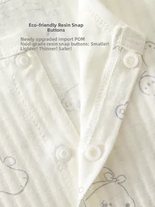 Détail macro d'un body bébé en coton respirant avec des boutons-pression en résine écologiques