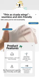 Détail d'un barboteuse nouveau-né en coton pur montrant le tissu fin respirant sans couture