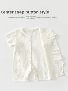 Détail d'un barboteuse en coton pour bébé avec motifs ours et boutons-pression
