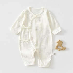 Détail d'un body pour bébé en coton avec tissu côtelé doux et motif d'ours imprimé