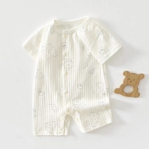 Détail de la barboteuse en coton pour bébé montrant la texture côtelée et le motif d'ours
