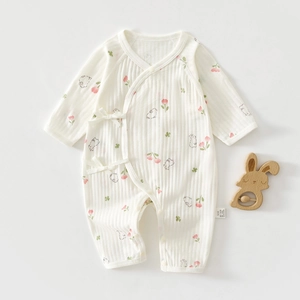 Détail d'un barboteuse d'été 100% coton pour nouveau-né avec motifs fleurs et lapins