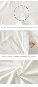 Détail de grenouillère bébé en coton avec imprimé champignon et boutons pressions