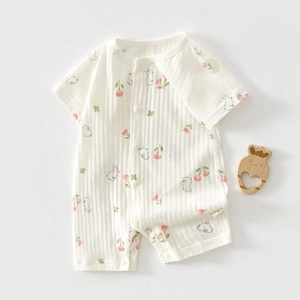 Détail d'un body bébé en coton avec motifs floraux et fermeture à boutons-pression