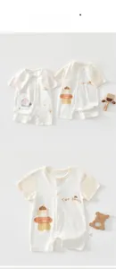 Détail de barboteuses bébé en coton à manches courtes avec imprimés ours et lapin