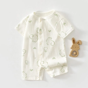 Détail d'un barboteuse bébé manches courtes en coton avec motif lapin et hochet en bois