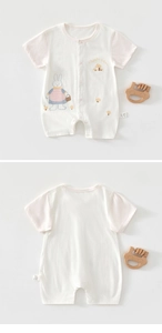 Vue avant et arrière d'un body bébé en coton avec motifs de lapin et champignon