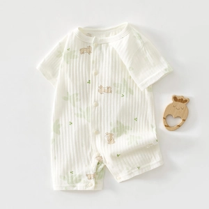 Vue détaillée du barboteuse bébé à manches courtes avec motif feuille et boutons-pression