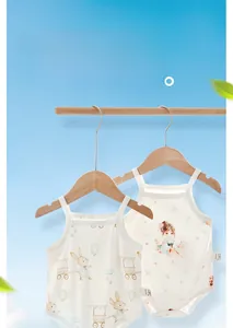 Détail d'un body d'été pour bébé en coton fin avec jolis motifs de lapins et de fleurs