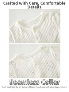 Détail d'un body bébé en coton avec motif d'ours et texture de tissu jacquard côtelé