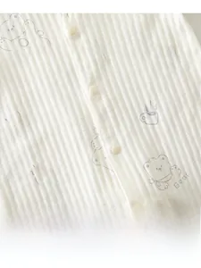 Détails de body bébé en coton avec texture à côtes verticales et motifs d'oursons
