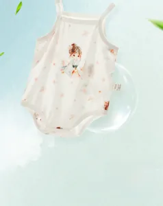 Détail macro du body pour bébé en coton respirant avec imprimé floral et étiquette