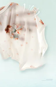 Gros plan du tissu de barboteuse bébé avec maille respirante et imprimé floral
