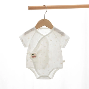 Dettaglio body neonato a fiori con apertura a kimono e applicazione di ciliegie