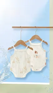 Détail de bodies bébé 100% coton montrant l'impression réactive et l'étiquette de soin