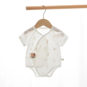 Dettaglio dell'etichetta 100% cotone e ricamo a coniglietto sul body neonato