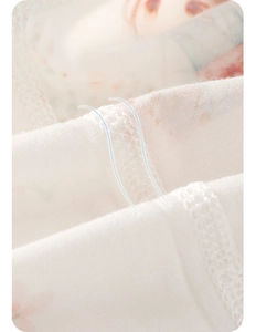 Gros plan sur le tissu en coton respirant et les coutures douces du body pour bébé