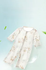 Détail d'une grenouillère respirante pour bébé avec des motifs de lapins et de chariots