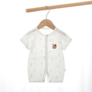 Gros plan barboteuse bébé manches courtes avec broderie lapin et motifs floraux