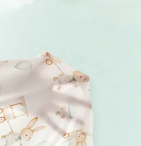 Détail du tissu en coton doux et respirant pour bébé avec d'adorables motifs d'animaux
