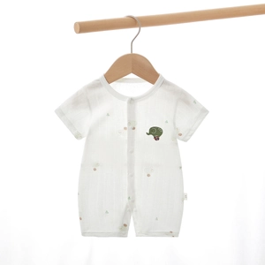 Détail d'un body bébé en coton avec broderie éléphant et tissu gaze léger respirant